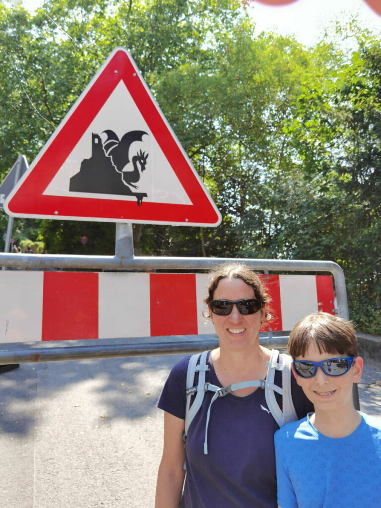 So beginnt die Drachenfels Wanderung in Königswinter - mit dem Warnhinweis auf den Drachen!