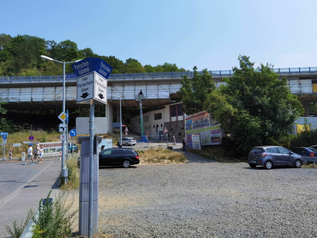 Direkt am Fuße des Drachenfels parken - an der Drachenfelsstraße