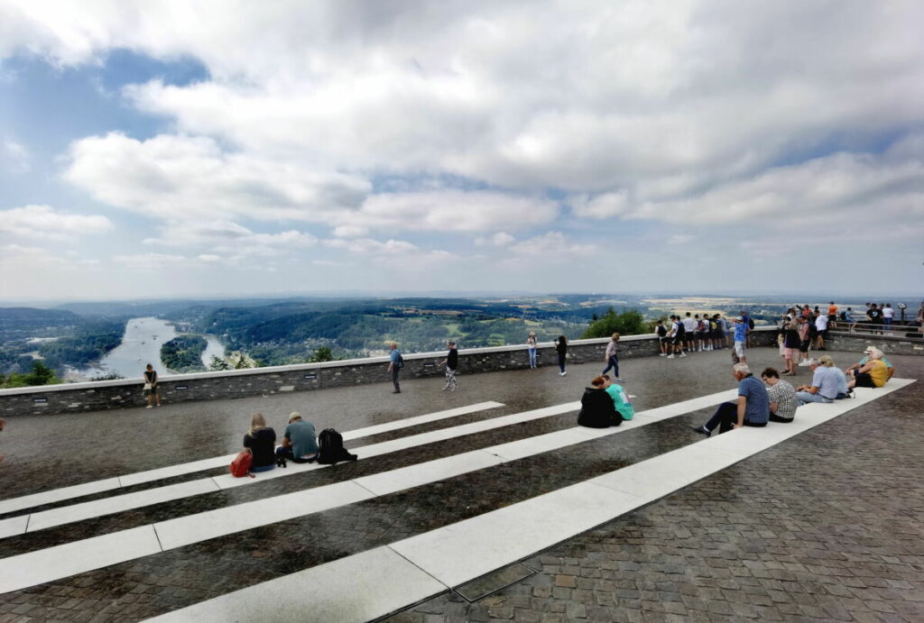 Wanderziel fast geschafft: Unterhalb der Burg ist die nüchterne Drachenfels Aussichtsplattform mit dem Kaiser Wilhelm Denkmal