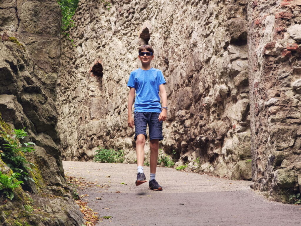 Durch diese historischen Bauern geht es auf Burg Drachenfels