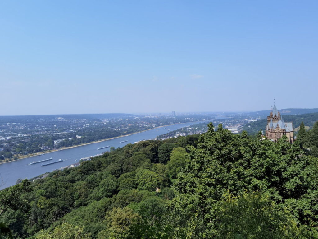 Schloss Drachenburg mit Blick auf Bonn