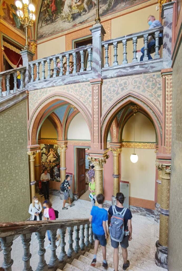 Der herrschaftliche Aufgang im Schloss Drachenburg - für das Personal gab es eine nüchterne Treppe