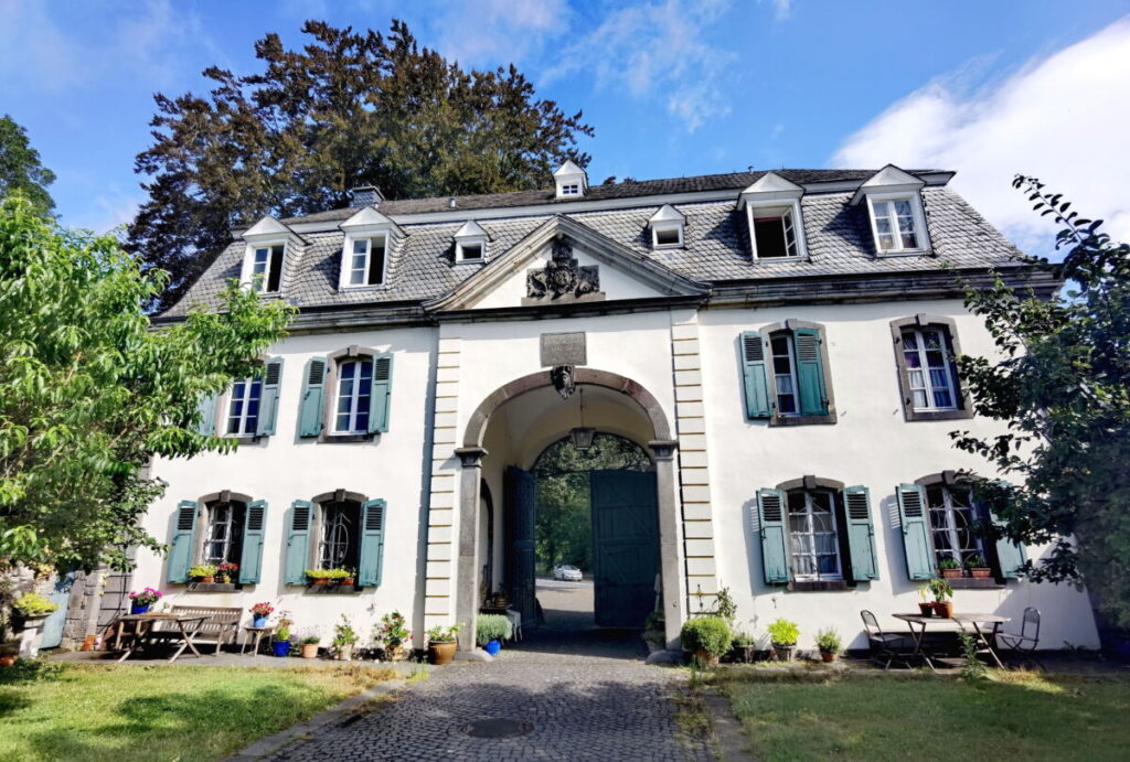 Das ist heute die Pforte vom Kloster Heisterbach. Durch sie kommst du in den großen Park