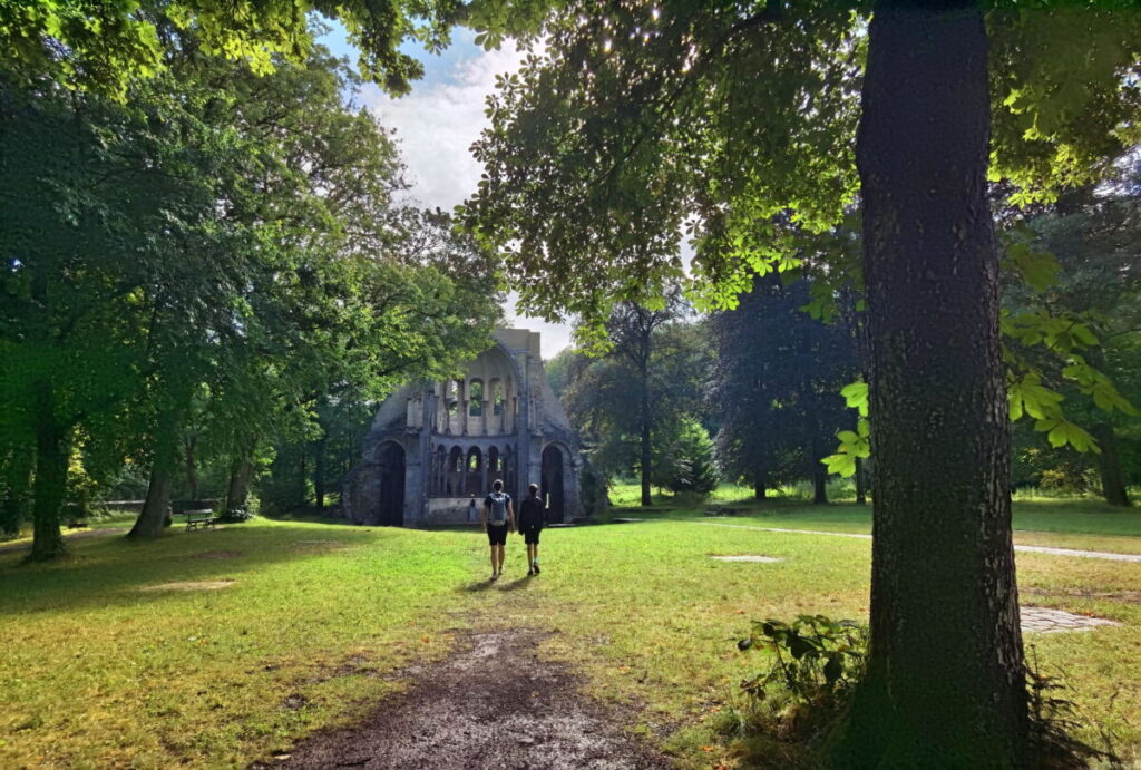 Der Park im Kloster Heisterbach mit der Klosterruine