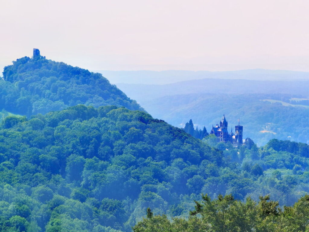 Drachenfels met Schloss Drachenburg und Burg Drachenfels