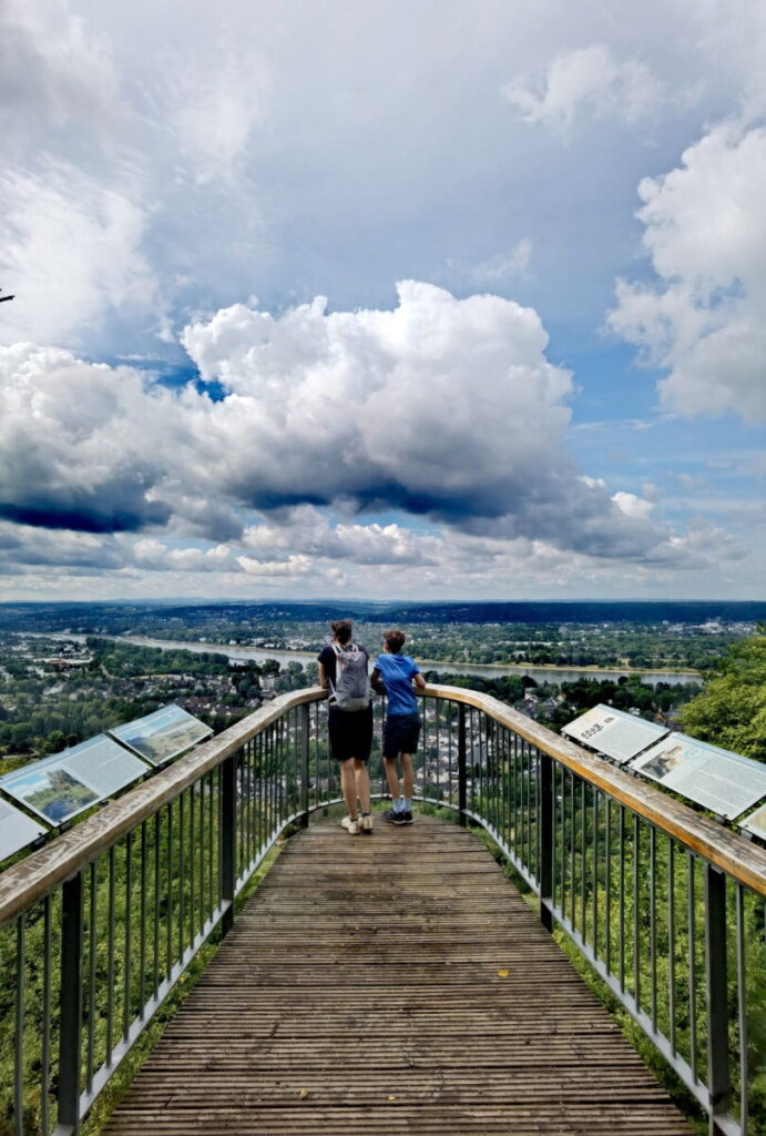 Berühmtester Ennert Ausichtspunkt: Der Rabenlay Skywalk