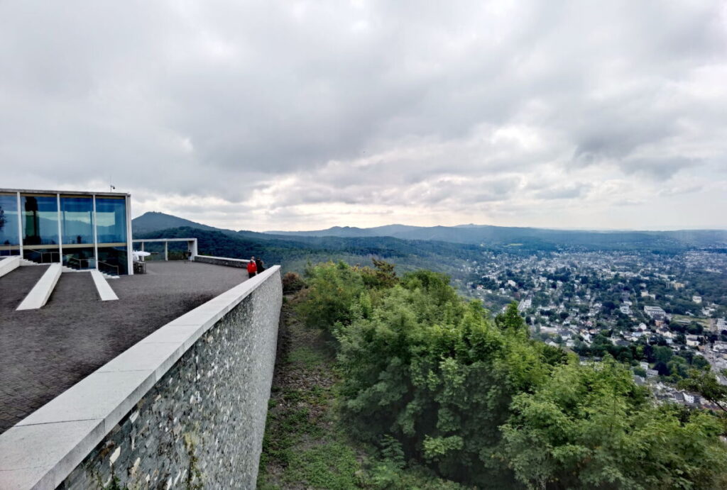 Die Drachenfels Preise und wo du kostenlos hinkommst - zum Beispiel auf diese Aussichtsplattform