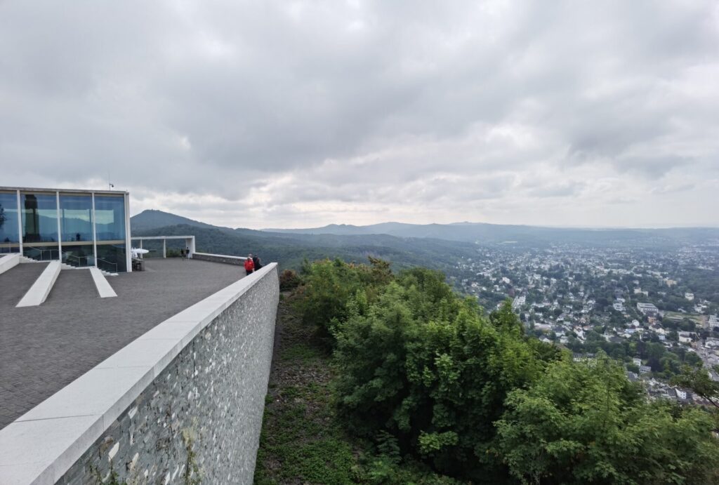 Die offizielle Aussichtsplattform Drachenfels - mit Blick auf Bad Honnef, Königswinter und den Rhein