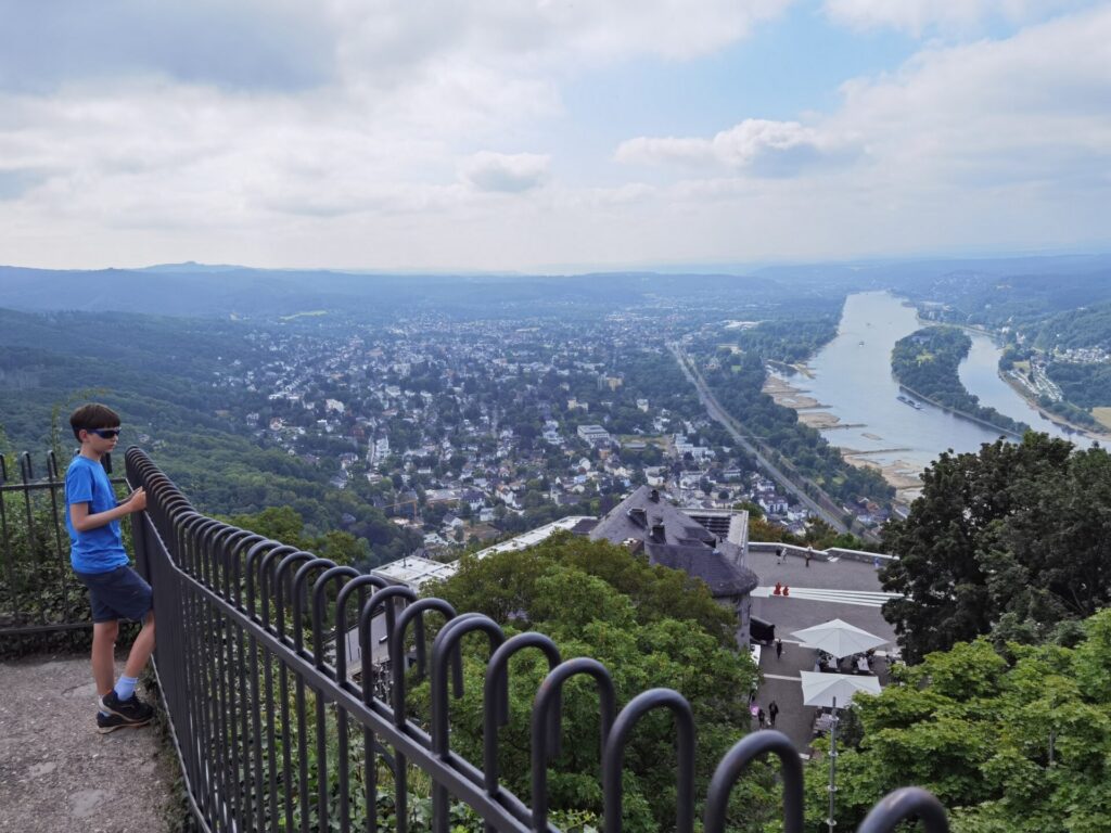 Mein persönlicher Tipp für deinen Ausflug zur Aussichtsplattform Drachenfels - diese Aussicht bei der Burgruine