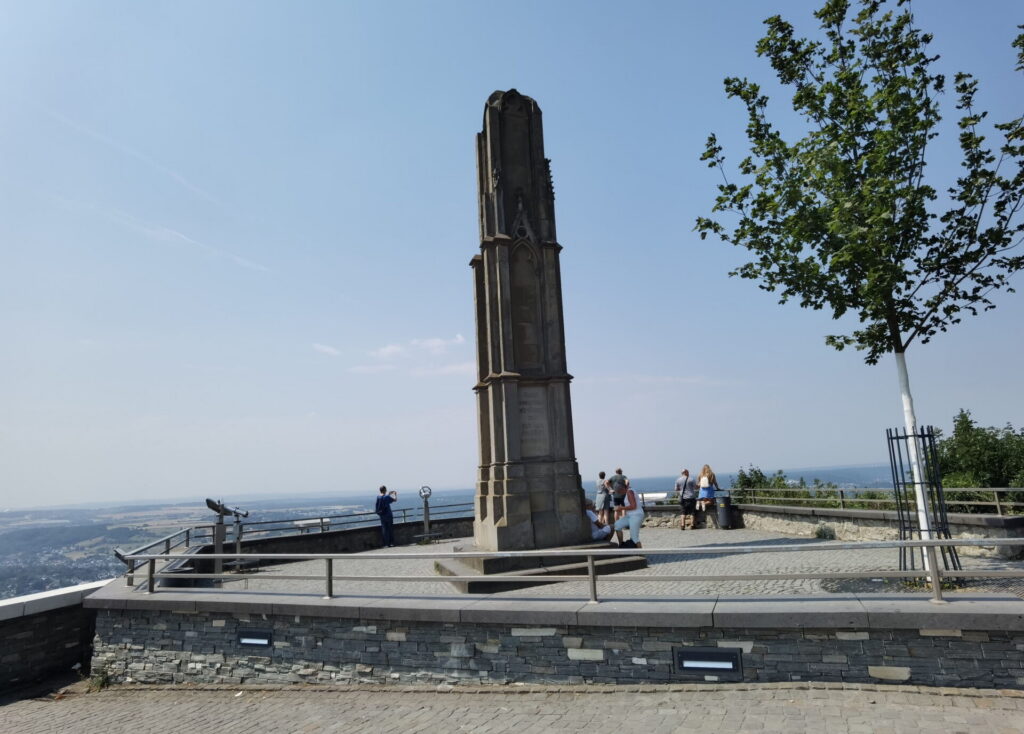 Das Landsturmdenkmal auf dem Drachenfelsplateau